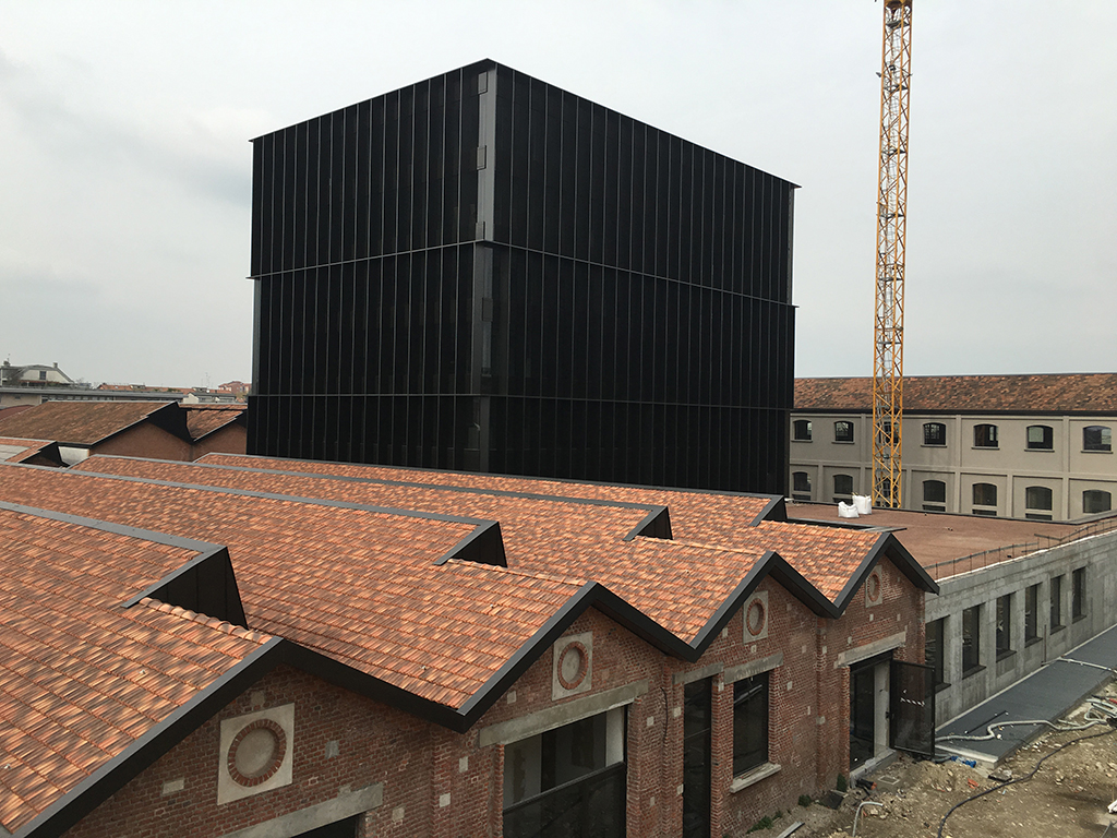 Gucci Hub under construction in 2016 in Via Mecenate 79, next to the Atlantic Business Center