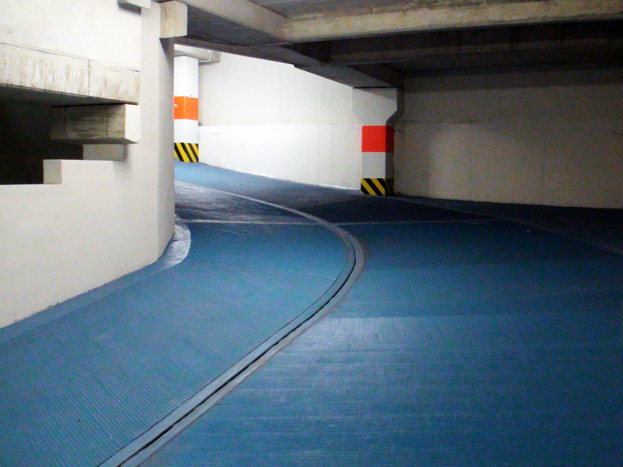 Access ramp from the courtyard to the garage at first basement floor - Atlantic Business Center - Milan