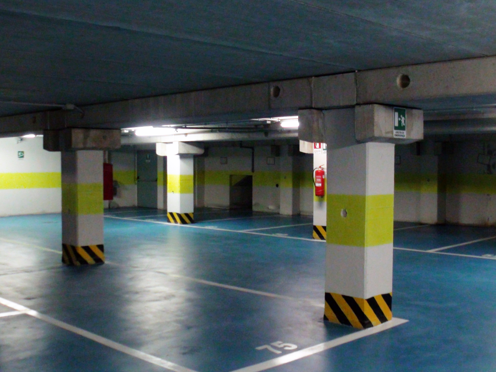 Indoor parking lots to rent in the garage at the second basement floor - Atlantic Business Center - Milan
