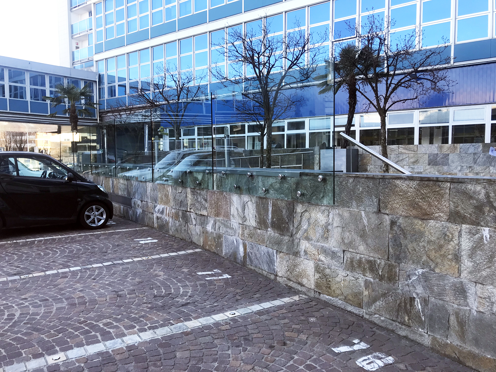 Outdoor parking spaces to rent in the courtyard inside the Atlantic Business Center - Milan