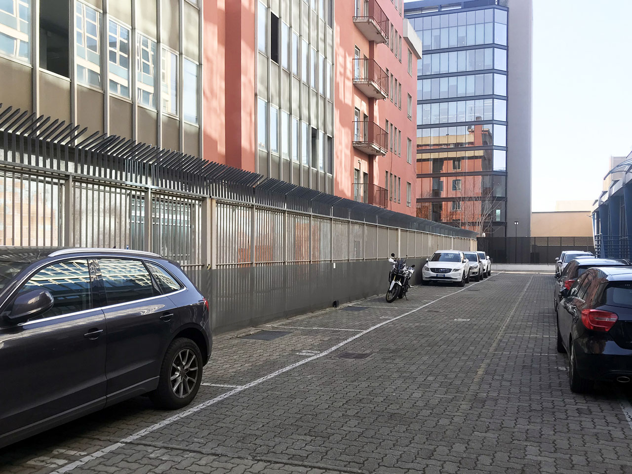 Posti auto in affitto, in cortile laterale all'interno di Atlantic Business Center - Milano via Fantoli 7