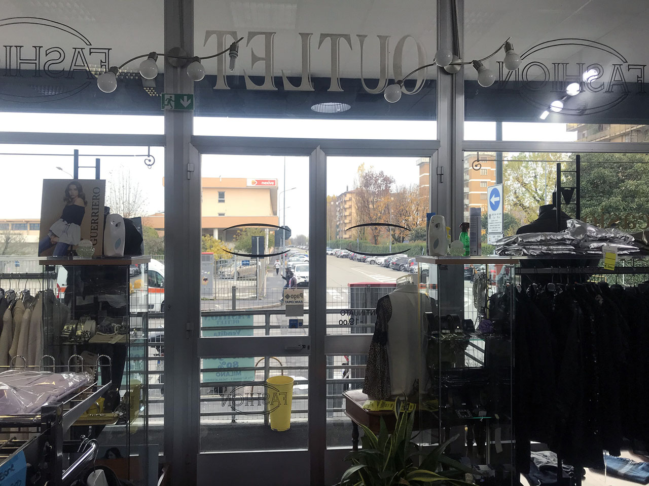 Store / Office for rent in Milan - 55 sq m (592 sq ft) inside