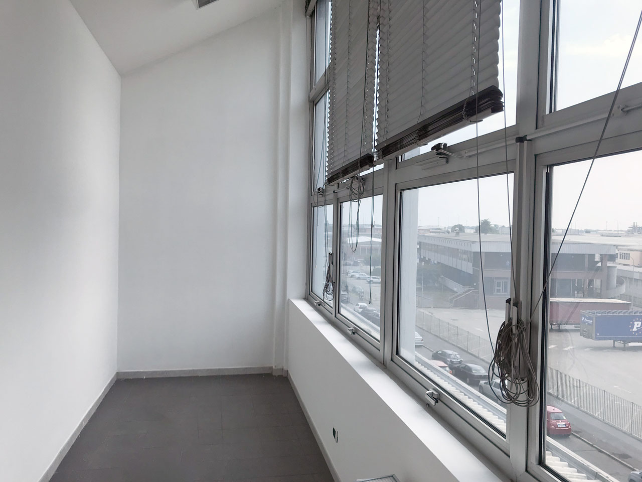 ufficio 430 mq secondo piano - Atlantic Business Center - ripostiglio / stanza con finestre su Via fantoli