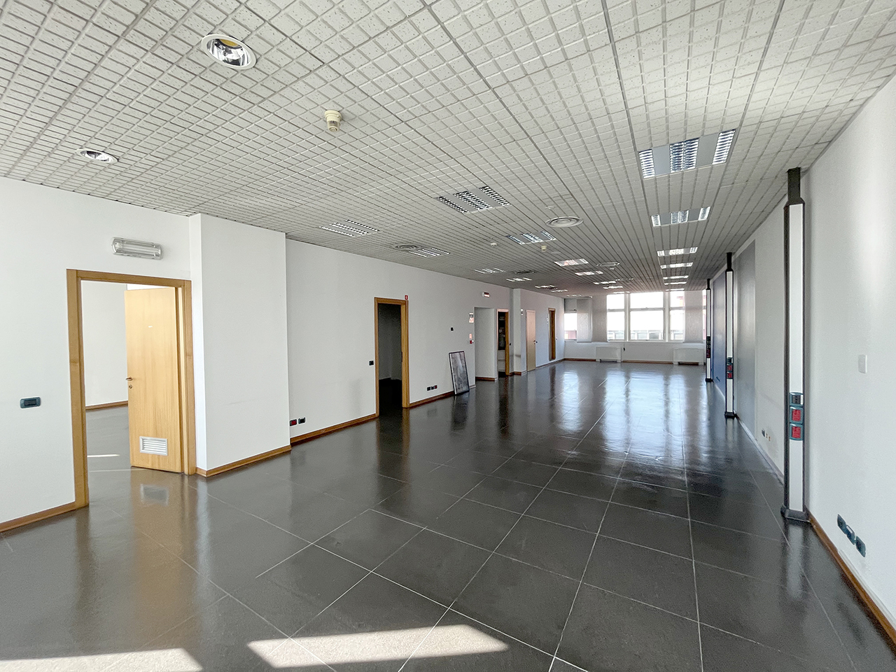 office 377 sq m (4058 sq ft) in Atlantic Business Center - fourth floor - open space B