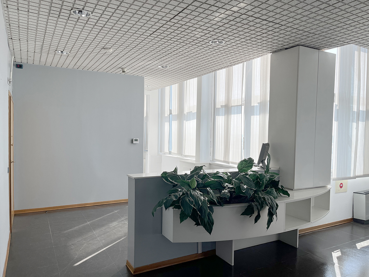 office 377 sq m (4058 sq ft) in Atlantic Business Center - fourth floor - reception
